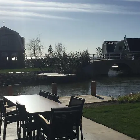 Luxurious Water Uitdam