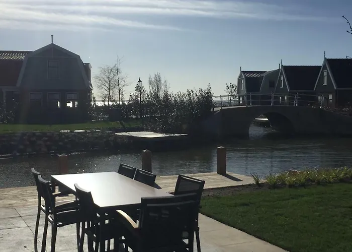 Luxurious Water Uitdam