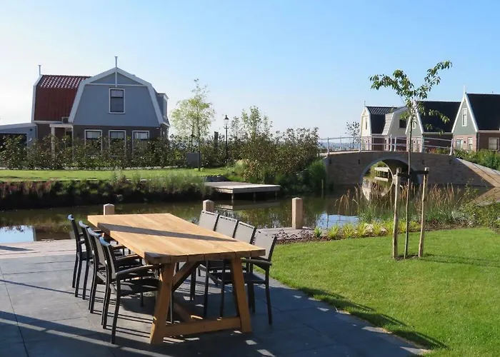 Vakantiehuis Luxurious Water Uitdam