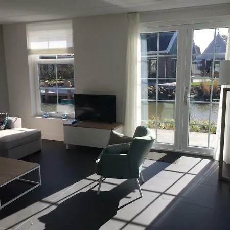 Luxurious Water בית נופש *